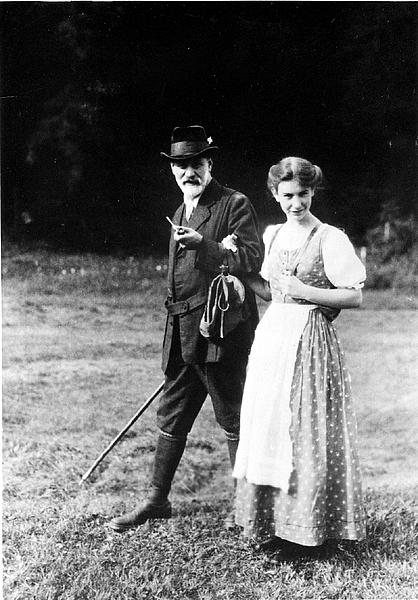 Älterer Mann in Tracht, daneben ein junges Mädchen in einem Dirndl.