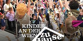 Kinder heben die Hände