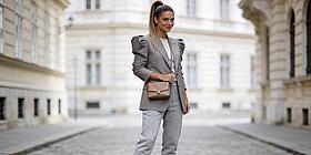 Junge Frau auf der Straße mit grauem Athleisure Style