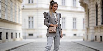 Junge Frau auf der Straße mit grauem Athleisure Style