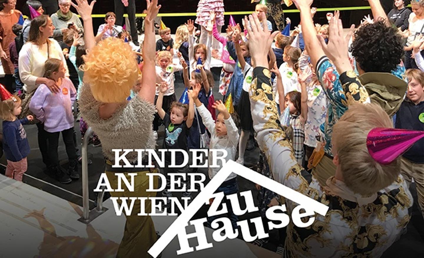 Kinder heben die Hände
