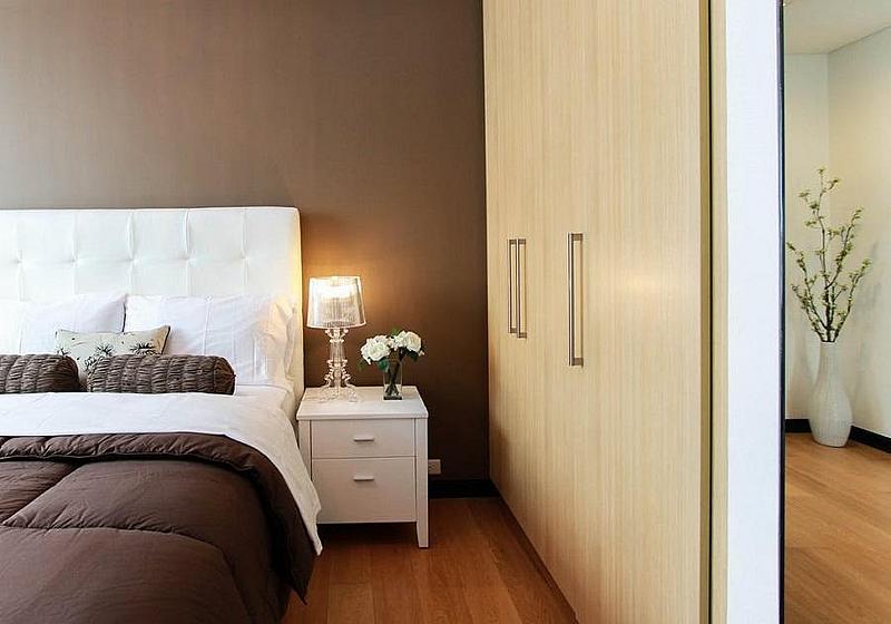 Schrank als Raumteiler in einem Schlafzimmer