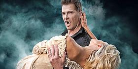 Graf Dracula verführt das Publikum mit düsterer Eleganz - „Dracula-Das Musical“ live in Wien.