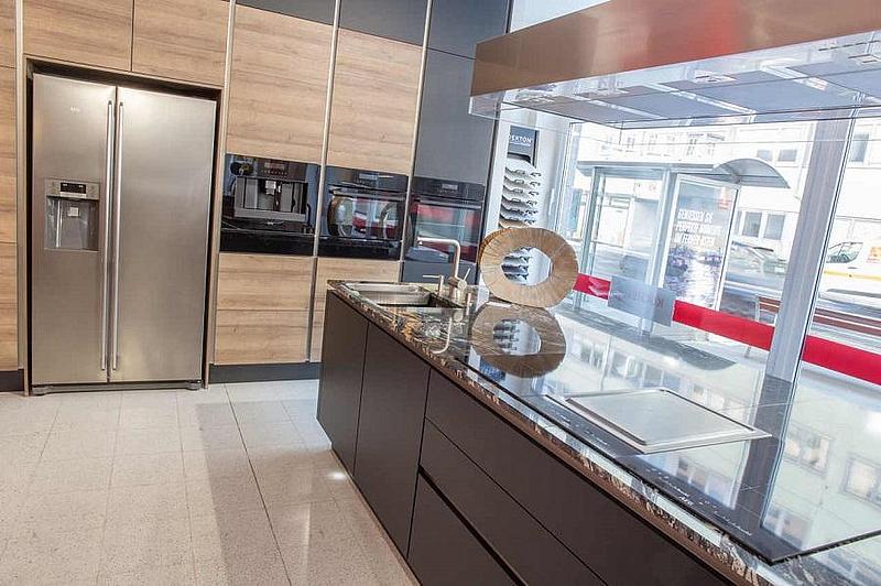 Küchenstudio in 1080, edles Design vor dem Schaufenster
