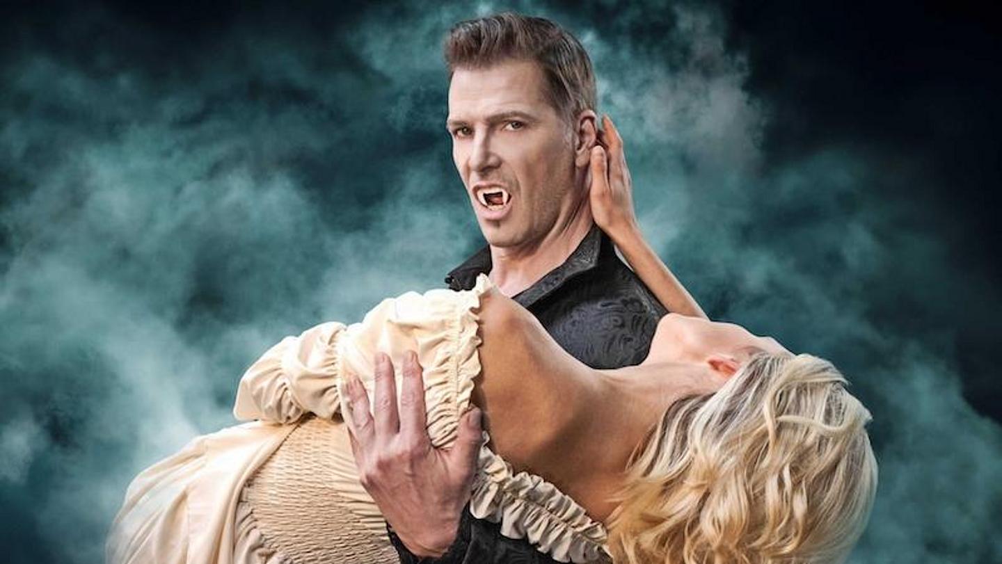 Graf Dracula verführt das Publikum mit düsterer Eleganz - „Dracula-Das Musical“ live in Wien.