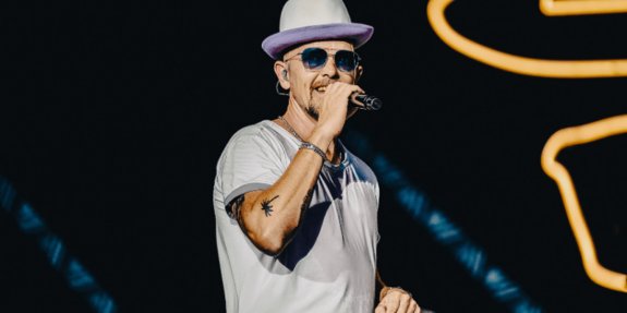 Der Sänger Jan Delay live auf der Bühne in Hamburg