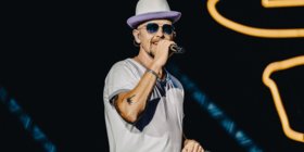 Der Sänger Jan Delay live auf der Bühne in Hamburg