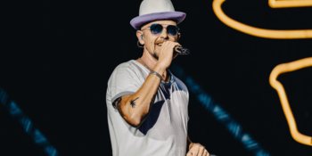 Der Sänger Jan Delay live auf der Bühne in Hamburg