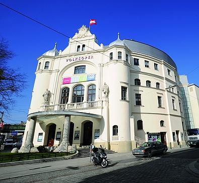 Eingang der Volksoper mit 2 Säulen