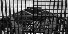 schwarzer Gitterturm