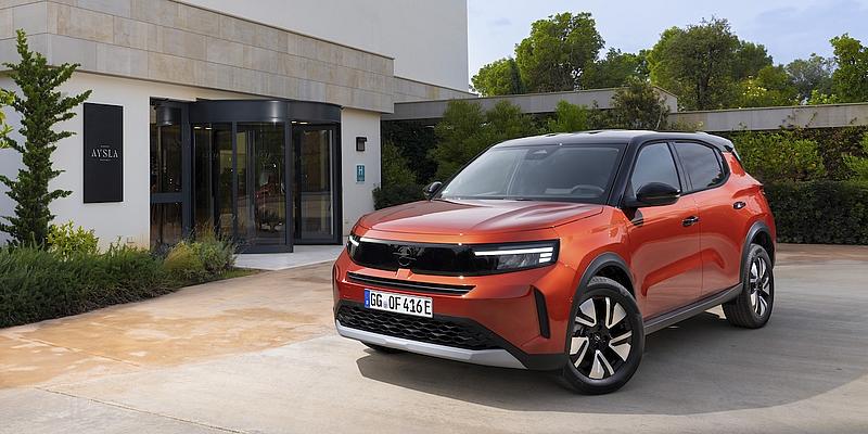 Opel Frontera Electric in rot vor Hauseingang