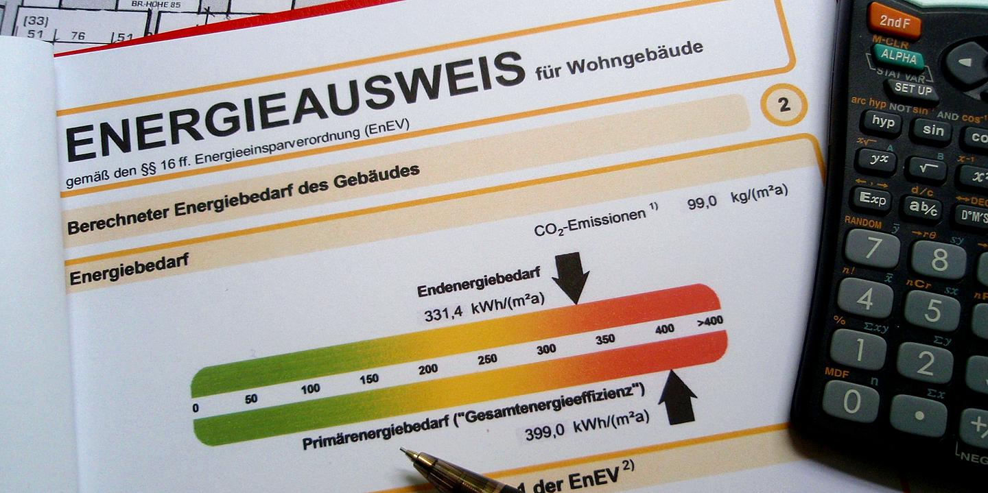 Energiepass Formular. Oben steht Energieausweis. Daneben: Angeschnittener, schwarzer Taschenrechner.