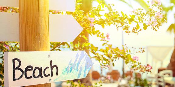 Schild auf dem Beach geschrieben steht, Wegweiser zur nächsten Beachbar