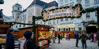 Aufnahme Altwiener Christkindlmarkt Freyung, im Hintergrund eine Apotheke