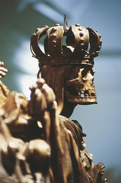 Totenkopf mit Krone als Verzierung am Sarkophag von Karl VI