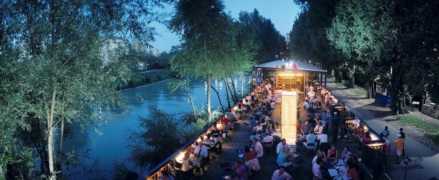 Lokal am Donaukanal mit vielen Gästen