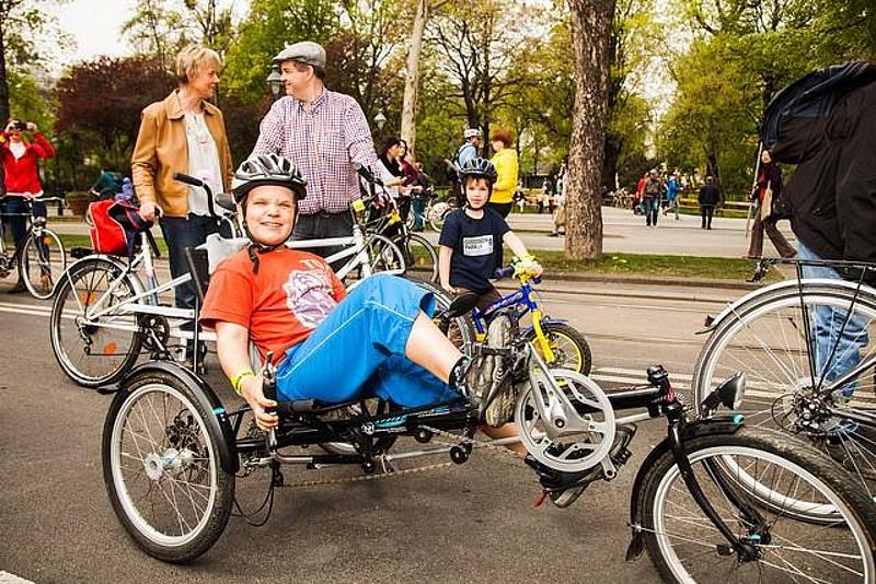 Kind auf einem Liegebike auf der Wiener Ringstraße
