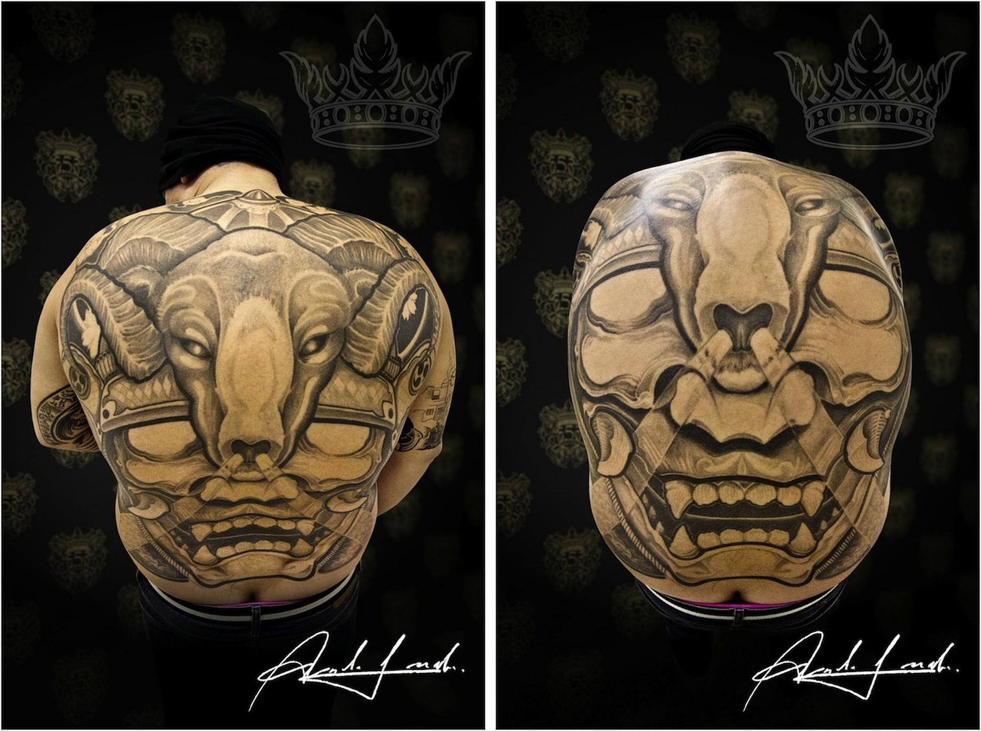 2 Bilder mit einem vollflächigen Rückentattoo eines Widders auf einem Totenkopf. Bei Vorbeugen, sieht man den Widder schnauben