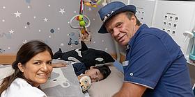 Thomas Hetlinger mit dem schwer kranken Raphael und seine Mama Princesa