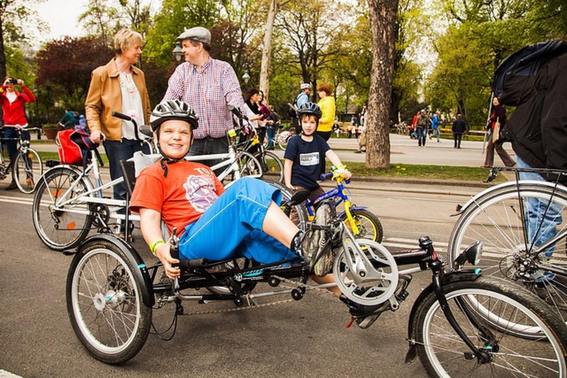 Kind auf einem Liegebike auf der Wiener Ringstraße