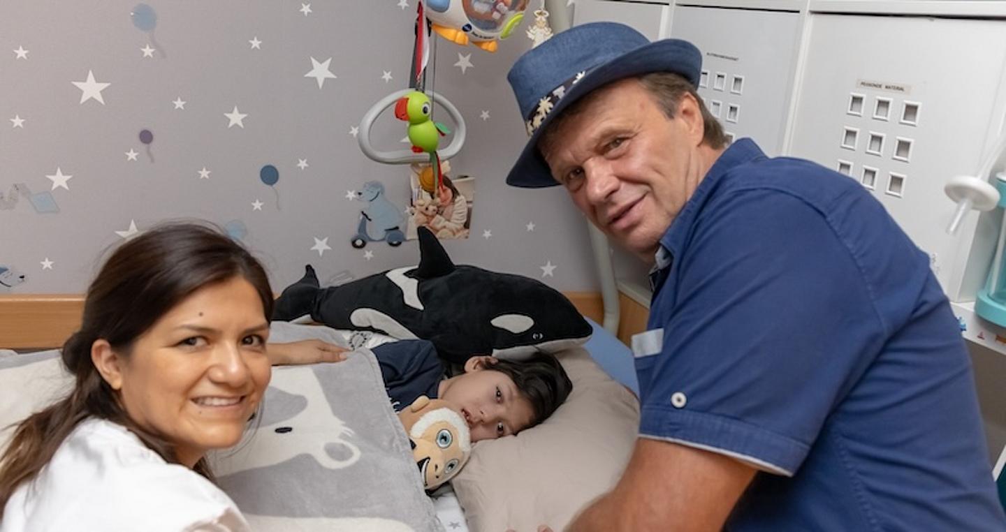 Thomas Hetlinger mit dem schwer kranken Raphael und seine Mama Princesa