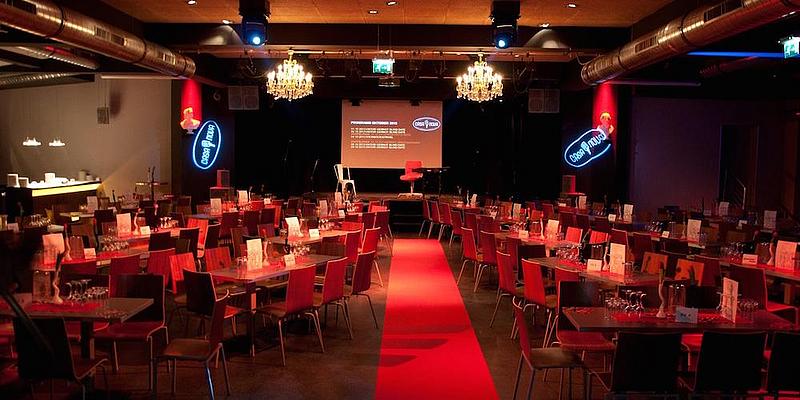 casanova Wien bühne mit tischen