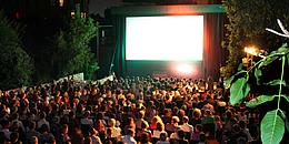 Begeistertes Publikum bei der Sommerkino-Vorstellung am Augartenspitz.