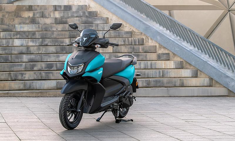 RayZR 125 in hellblau stehend
