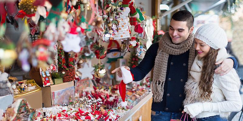 Pärchen kauft auf einem kleinen Design-Weihnachtsmarkt in Wien ein