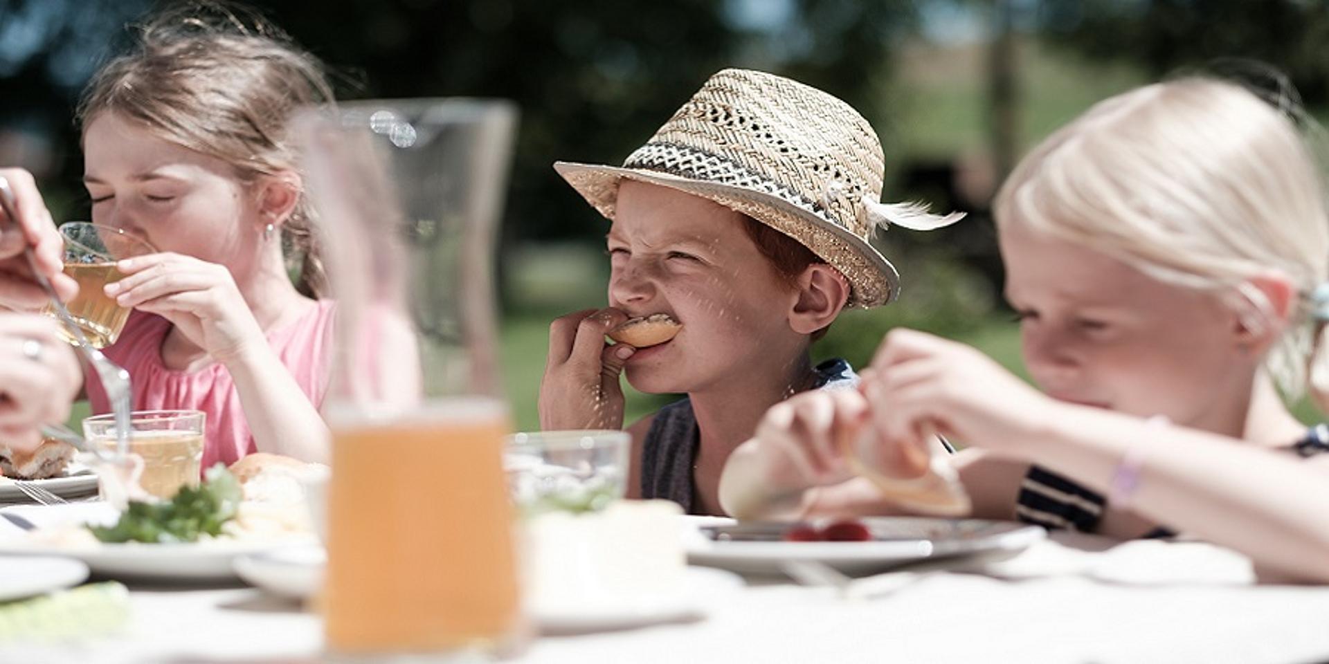 Kinder genießen ein herzhaftes Bauernfrühstück