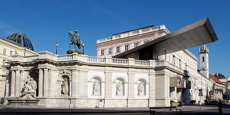 Außenansicht mit modernem Flugdach und Reiterstandbild der Albertina in Wien