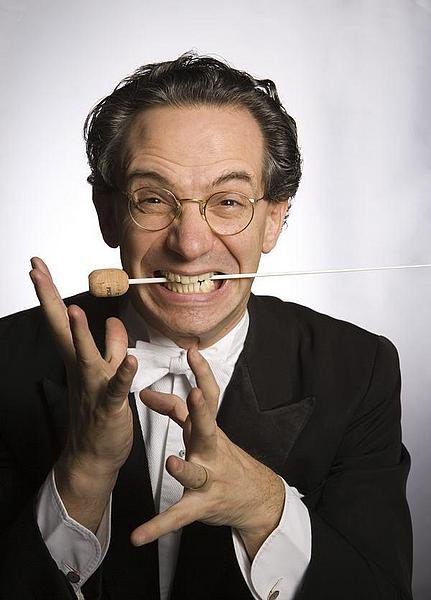Fabio Luisi, itanlienischer Dirigent im Portrait und Dirigentenstab im Mund