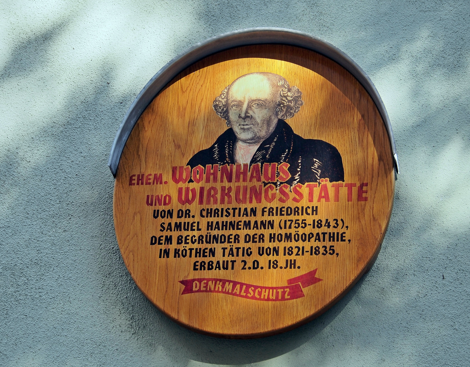 Gedenktafel mit Bild von Samuel Hahnemann