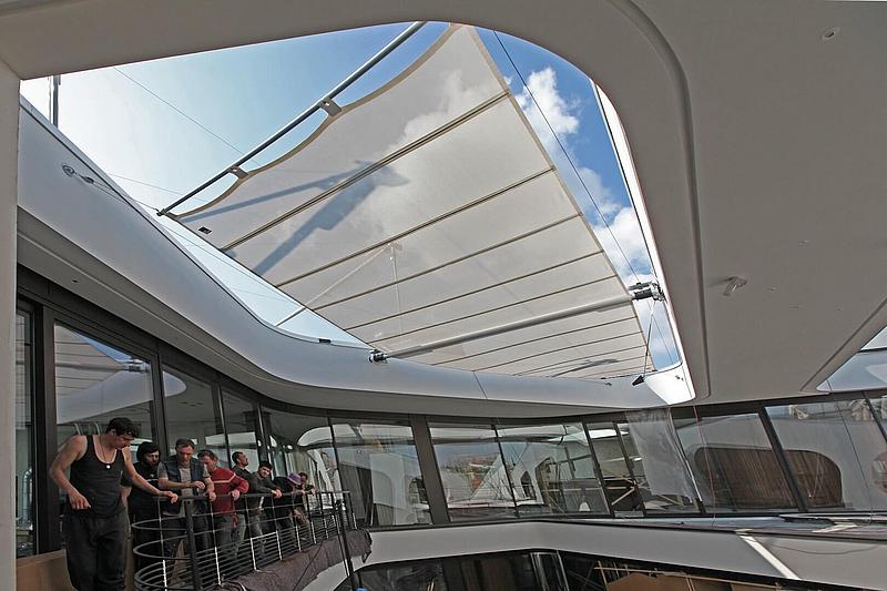 rechteckiges Sonnensegel im Innenhof moderner Architektur
