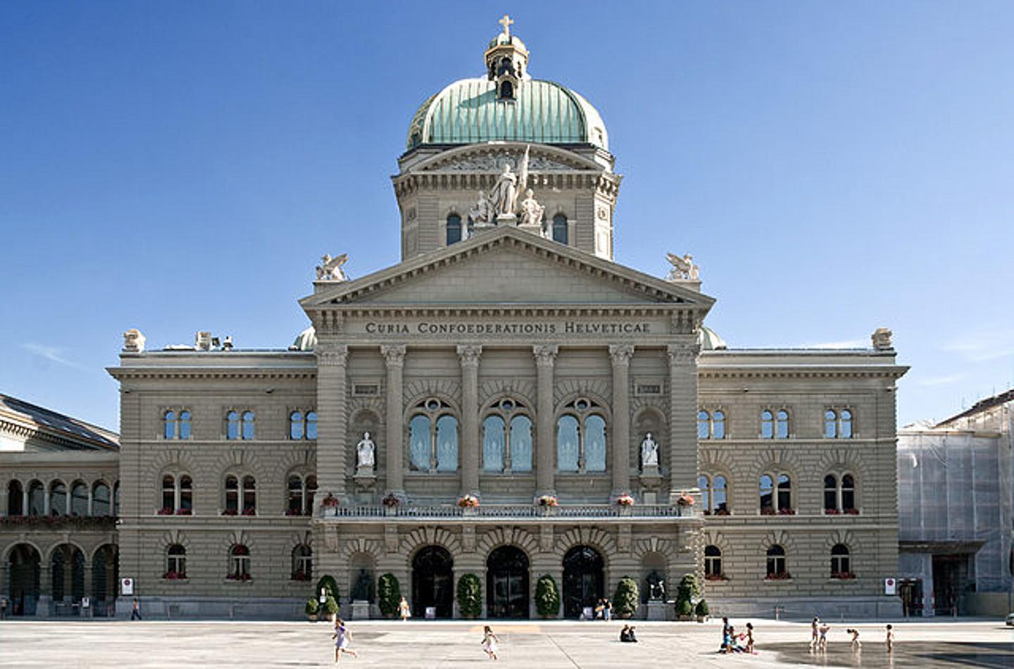 Schweizer Parlarment Parlament in Bern mit blauer Kuppel