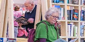 Personen lesen bei der größten Buchmesse Österreichs