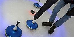 Eisstockschießen auf einer Eisbahn
