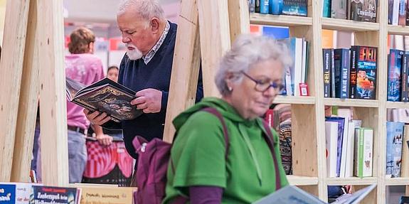 Personen lesen bei der größten Buchmesse Österreichs