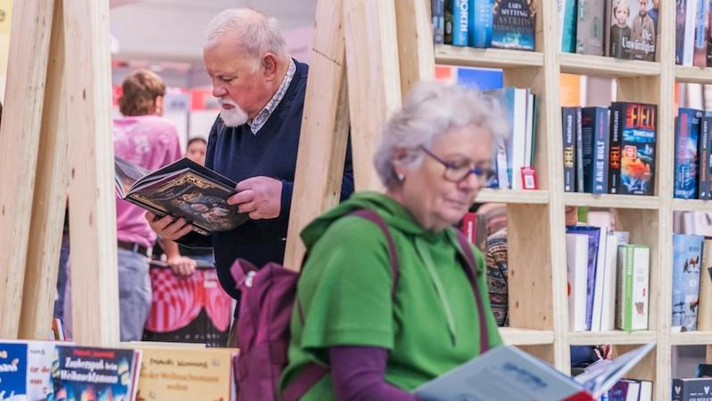 Personen lesen bei der größten Buchmesse Österreichs