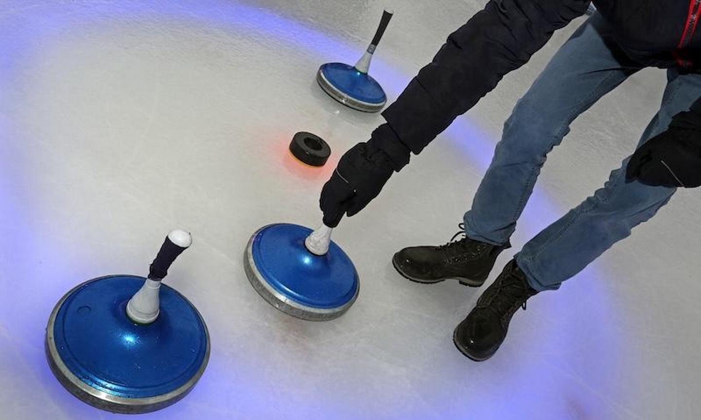 Eisstockschießen auf einer Eisbahn