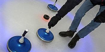 Eisstockschießen auf einer Eisbahn