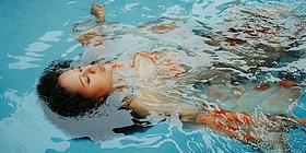 Floating Frau lässt sich im Wasser treiben