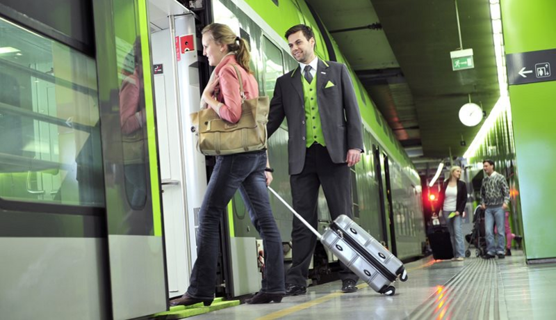 Einstiegszene einer Frau mit Trolly und CAT Mitarbeiter in den CAT
