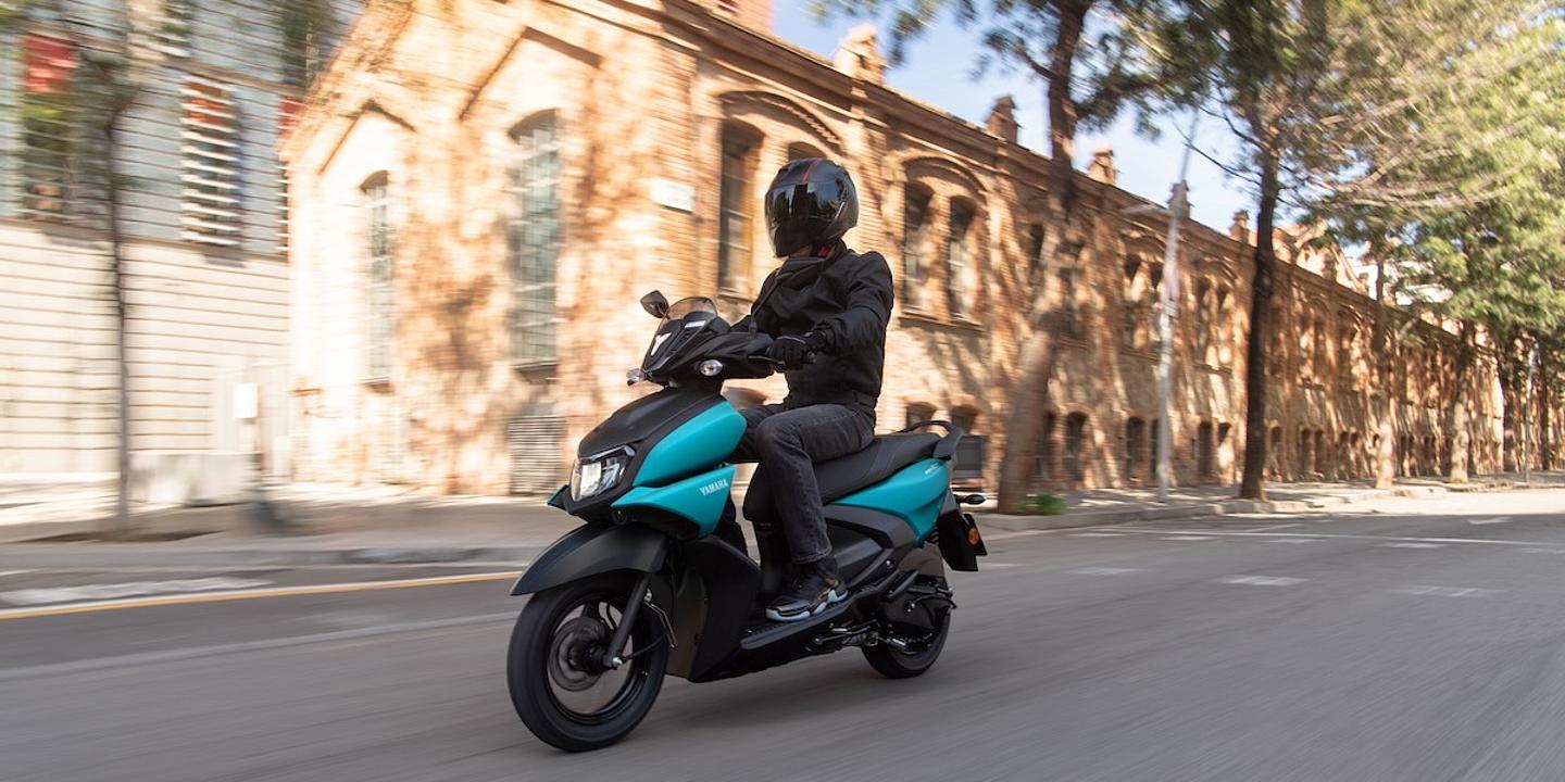 Yamaha RayZR 125 auf der Straße fahrend