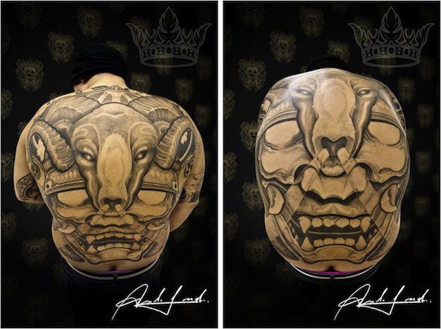Tattoo-Motiv auf männlichem Rücken, das sich je nach Bewegung und Haltung verändert