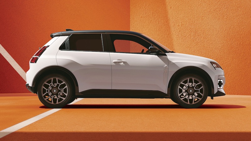 Renault 5 E-Tech in weiß im Hintergrund ein Tenniscort