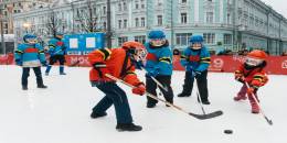Kinder spielen Eishockey in Wien