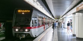 Das Bild zeigt eine U-Bahn-Station.