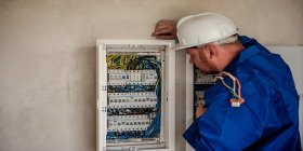 Elektriker vor Schaltkasten