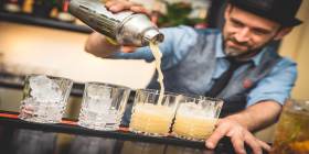 Liquid Market Festival Wien Barista schenkt aus Cocktail-Shaker in Gläser ein
